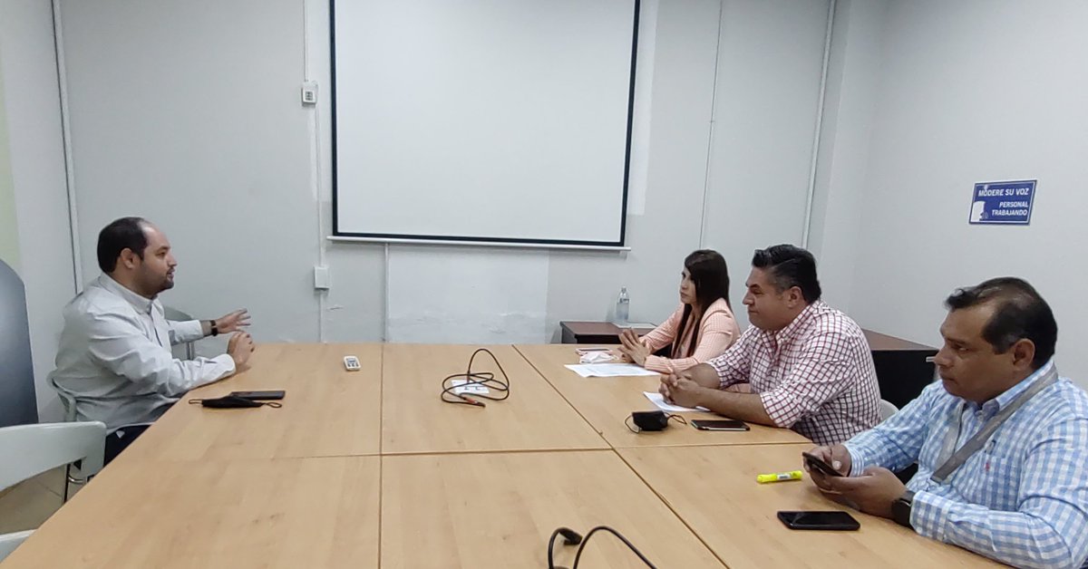 jcmarquezreg's tweet photo. Se realizó una reunión de trabajo con Octavio González Loza Director General de Tecnologías de la Información de la Secretaria de Administración de #GobJal, llevando a cabo el seguimiento a los proyectos en cuestiónes tecnologícas de la @prosocjalisco  #RedJalisco 📶 https://t.co/o6Uiba1urh