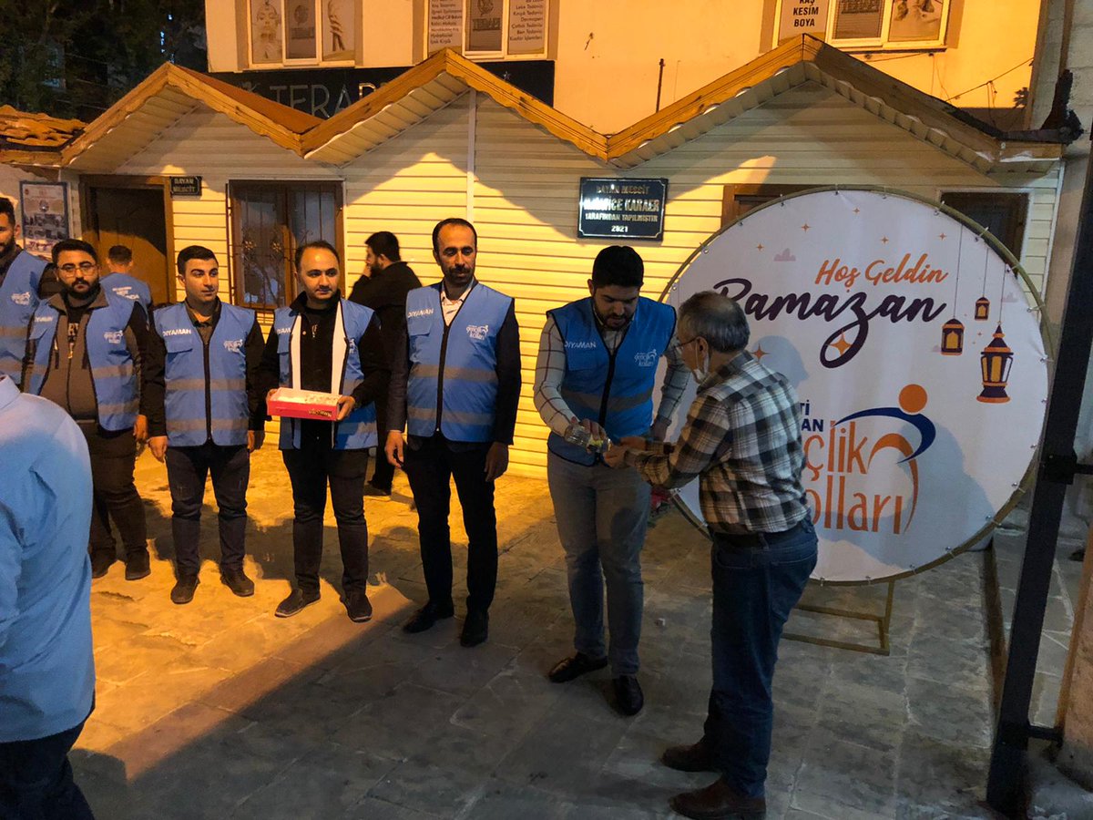 Merkez İlçe Başkan Vekilimiz <a href="/ZiyaBasaran/">Ziya BAŞARAN</a> ve Gençlik Kolları Başkanımız <a href="/mevlutkustepe/">Mevlüt Kuştepe</a> ile birlikte Gençlik Kolları Başkanlığımızın düzenlediği Peygamber efendimiz'in doğum günü vesilesiyle Teravih namazın çıkışı,kıymetli hemşehrilerimize gül suyu&amp;lokum dağıtımına katıldılar.