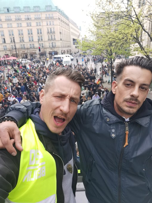 Der #Weedmob lebt... #FightForRight https://t.co/03Y9ObJElR<a href="/tag/weedmob"class="tags">#Weedmob</a><a href="/tag/fightforright"class="tags">#FightForRight</a>