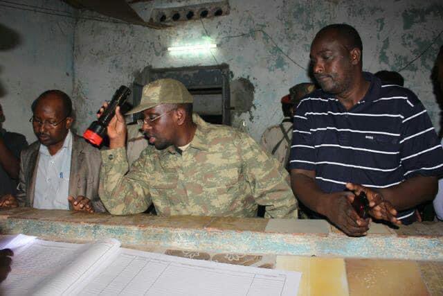 HassanIstiila's tweet photo. This photo was taken in 2011 when the Transitional Federal Government under @HESharifShAhmed &amp; its AMISOM allies managed to capture all of Mogadishu from the al-Shabaab militants. President's first top priority was to inspect police stations in the capital to restore law &amp; order. https://t.co/B4BxWb3hU3