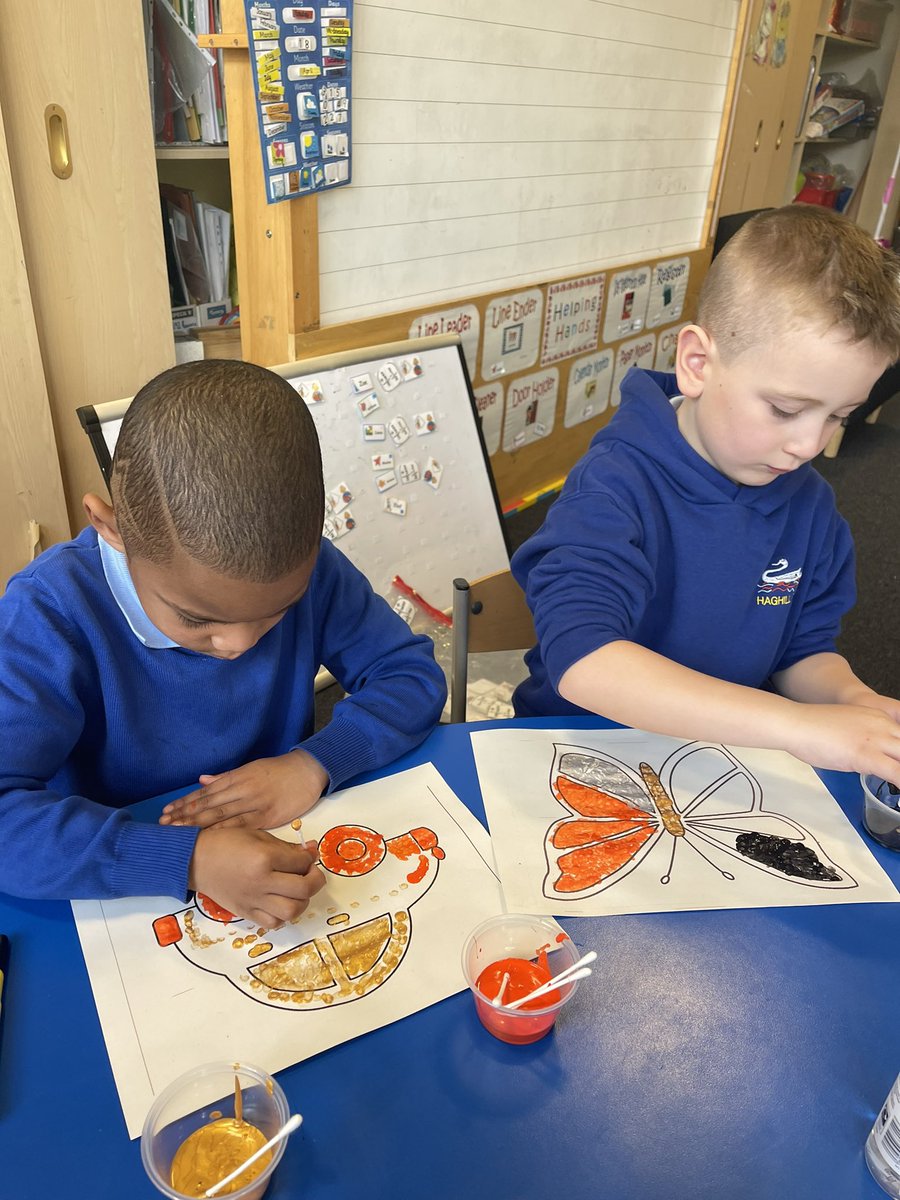 MissMachray's tweet image. Primary 1 were looking at the artwork of George Seurat today and then had a go at using his style of dot painting to create their own piece of art 🎨🖌 @HaghillTeam