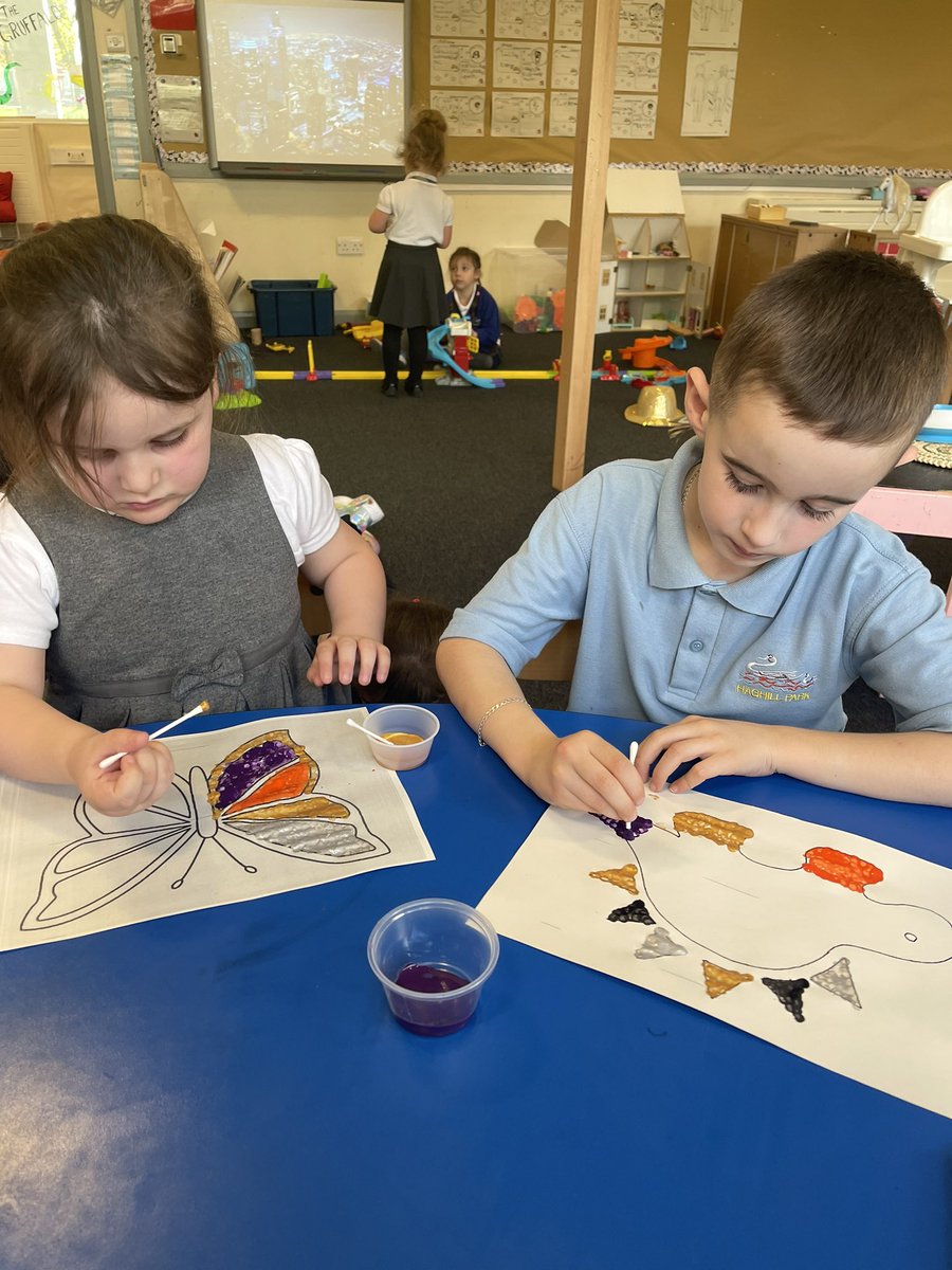 MissMachray's tweet image. Primary 1 were looking at the artwork of George Seurat today and then had a go at using his style of dot painting to create their own piece of art 🎨🖌 @HaghillTeam