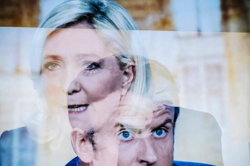 libe's tweet photo. 🔴 EN DIRECT
«Vous proposez de démonter les #éoliennes, l’argent du contribuable pourrait être mieux utilisé», dit Macron ➡️ https://t.co/vOgknMpgSj  

#DebatMacronLePen https://t.co/5iB2xQno1Q
