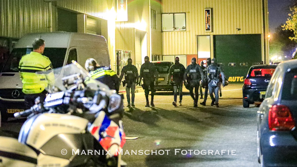 MarnixManschot's tweet photo. Aan de #Postweg in #Soesterberg heeft de Dienst Speciale Interventies (DSI) een inval gedaan in een garagebedrijf. Ook de grote cellenbus van DV&O is aanwezig. Meer info later. https://t.co/luqkbWniI0