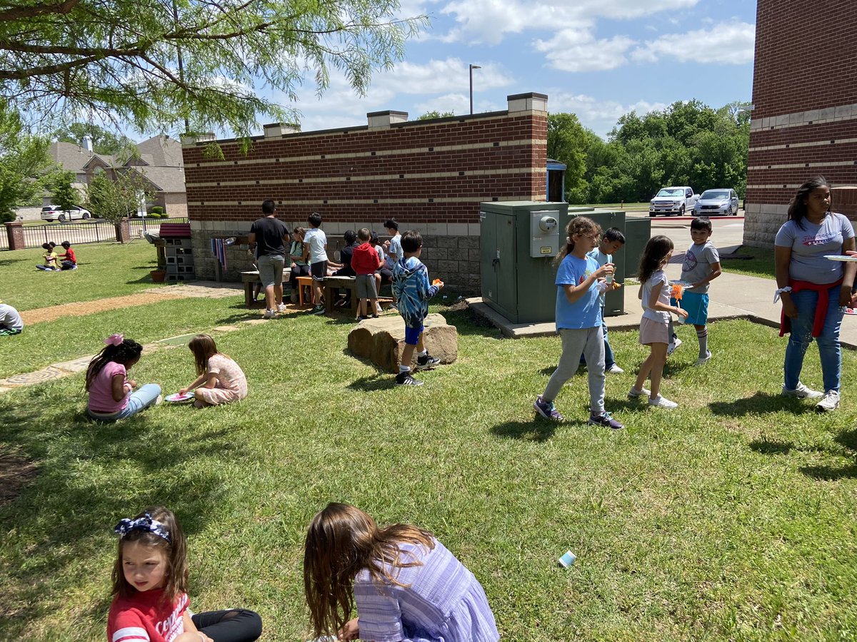 Rmanross_7's tweet photo. Give it Back to Grow is this Saturday!  3rd graders worked with our Kinder buddy classes to make butterfly garden seed starters to give away!  We learned about Pollinators and how important they are to our Earth! https://t.co/669tWgFAz2
