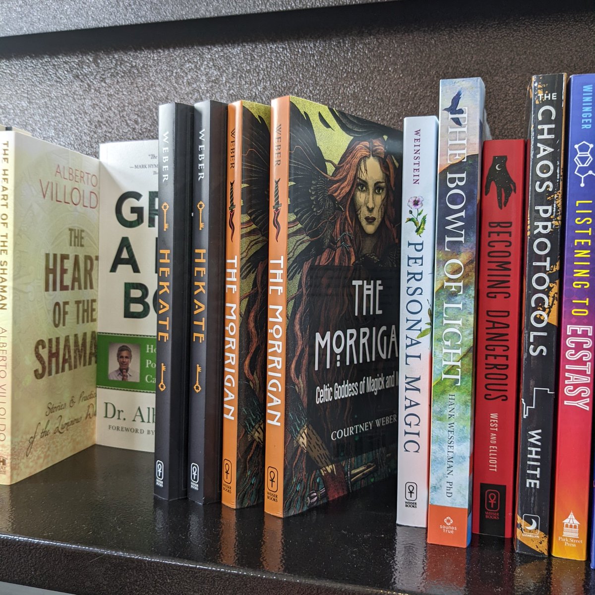 ElhoimLeafar's tweet photo. And... Same day, more awesome people at Barnes & Noble, Union Square, Manhattan, New York. @BNBuzz @weiserbooks #GerinaDunwich #LonMiloDuQuette @thecocowitch @TarotSkeptic #JasonMankey #LauraTempestZacroff @CucinaAurora 🥲😚❤️ https://t.co/K7U18F5CPB