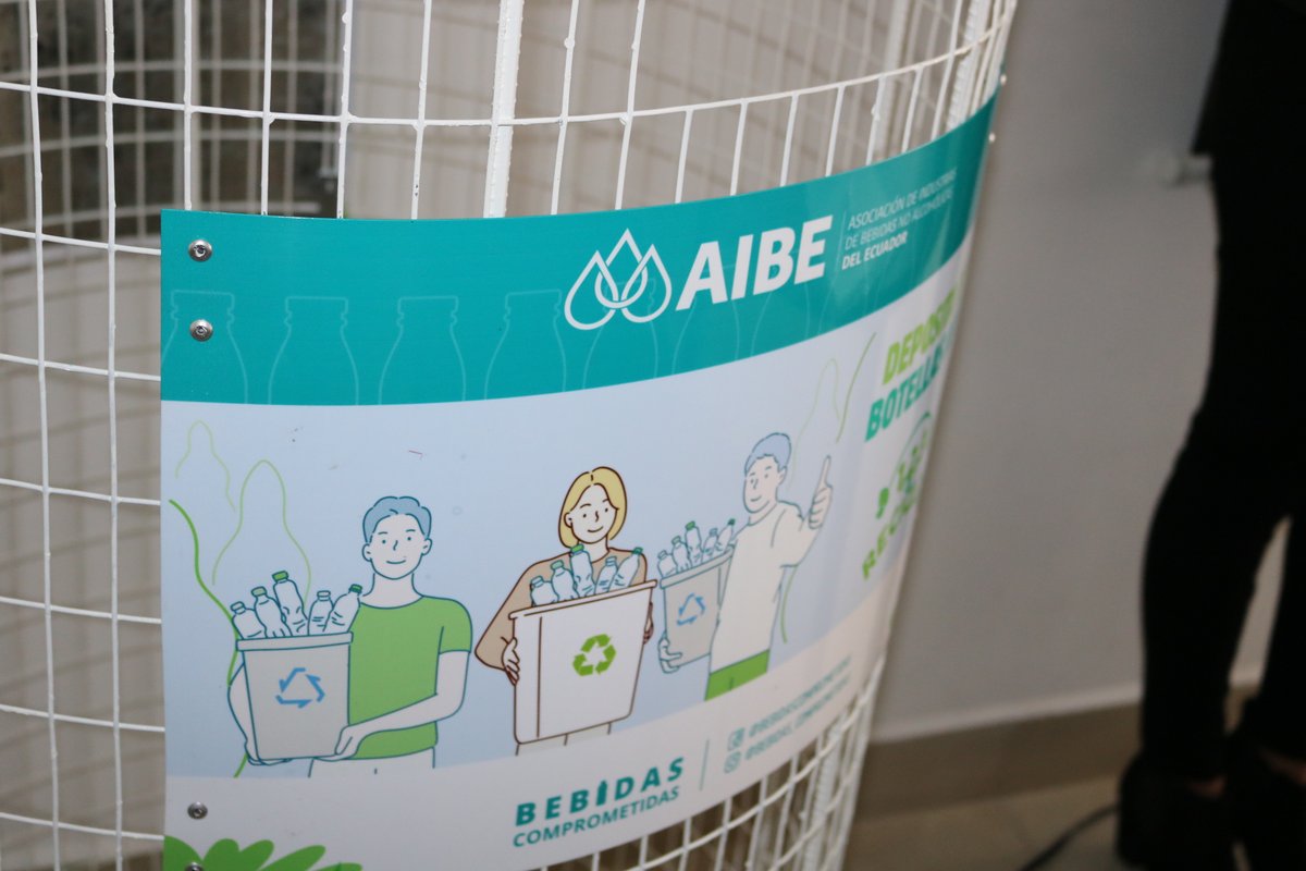 AIBE_EC's tweet photo. #AIBE_Comprometida | 🤝El compromiso por mejorar la salud ambiental se ratificó con la participación al evento del director ejecutivo del @INEN_EC, @RALPHASSAF y @Daniel_F17 delegado de @AIBE_EC, ambos mencionaron la importancia de lograr una mejor cultura de reciclaje. ♻️🗑️ https://t.co/xMvpkmVQUY