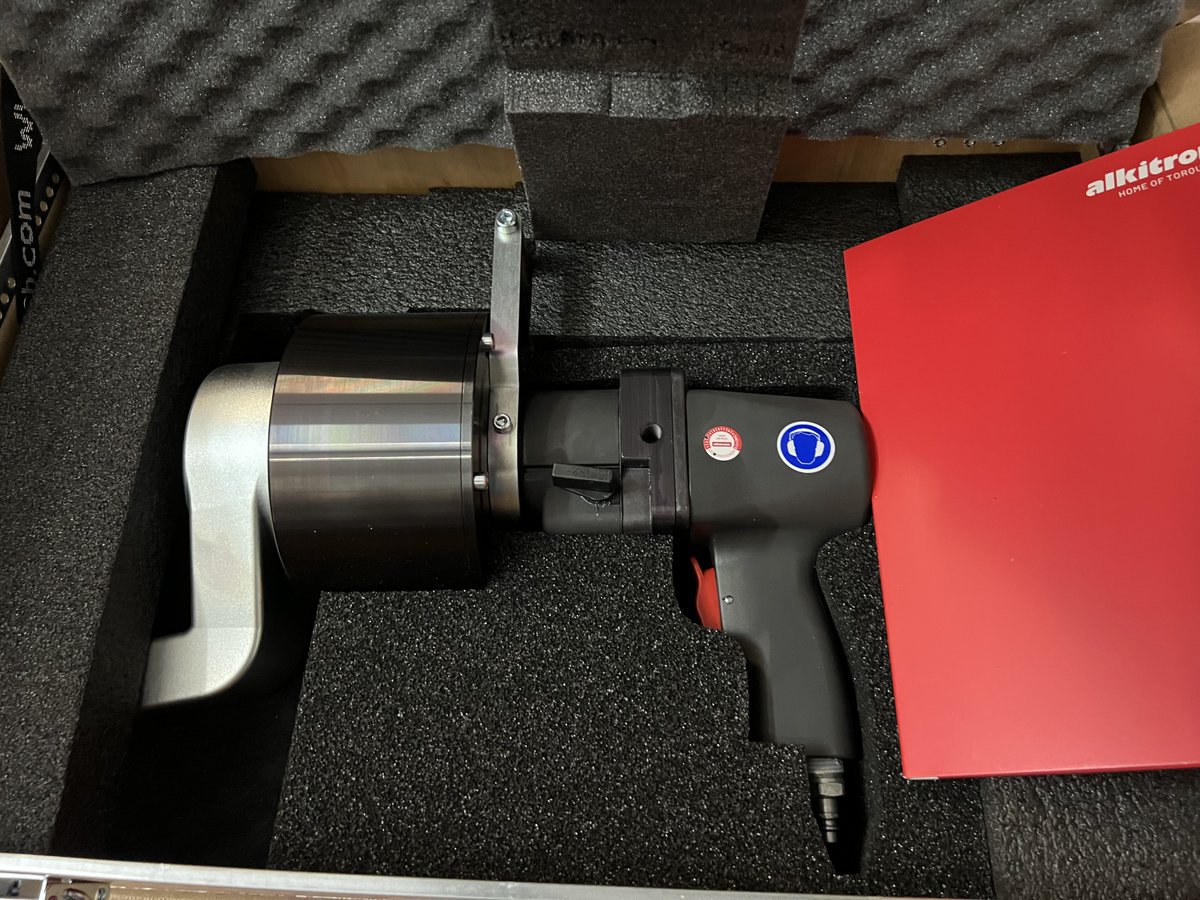 AlkitronicI's tweet photo. Some applications require a little more pneumatic power.A vast shipyard in the US that already owns multiple alkitronic tools will use these units —up to 8,120 ft-lbs, pneumatically driven. https://t.co/Bpxr8o75ZF 
#pneumatictorquemultiplier
#boltingsystems
#torquetools https://t.co/a0oueHfKu7