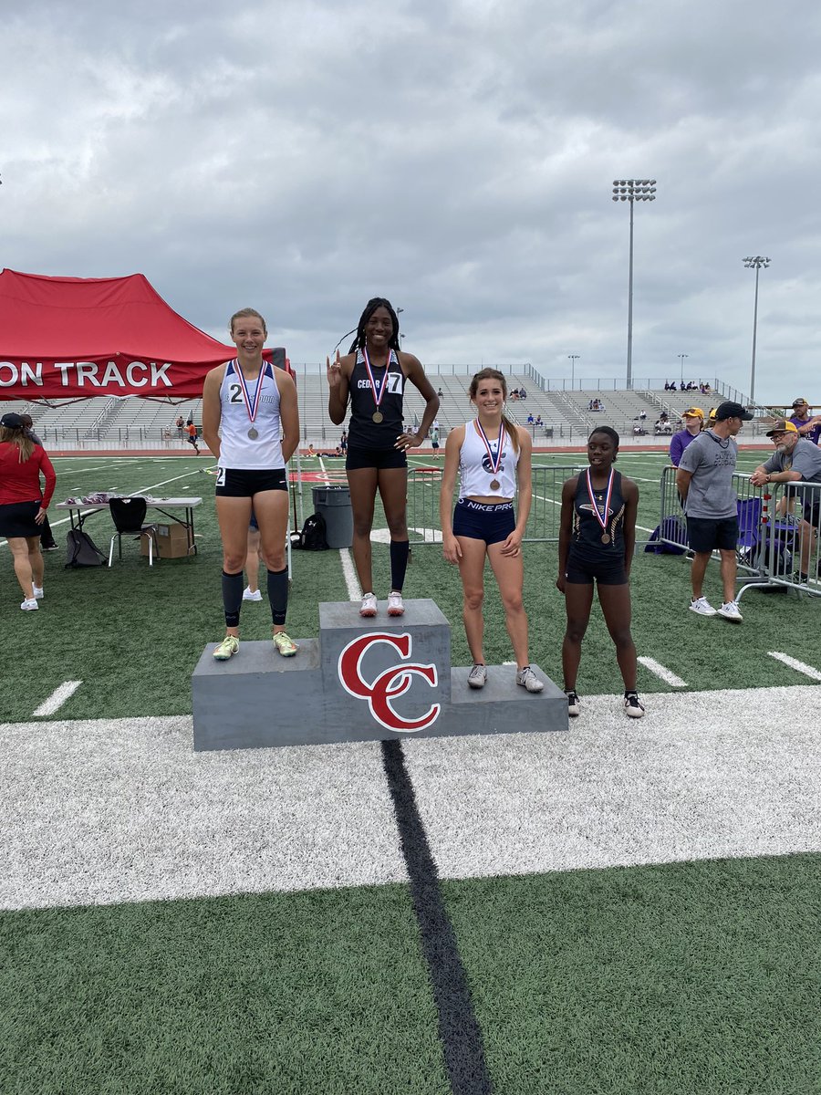 Amani Graham placed first in the girls 100 hurdles!! Punched her ticket to regionals🥇