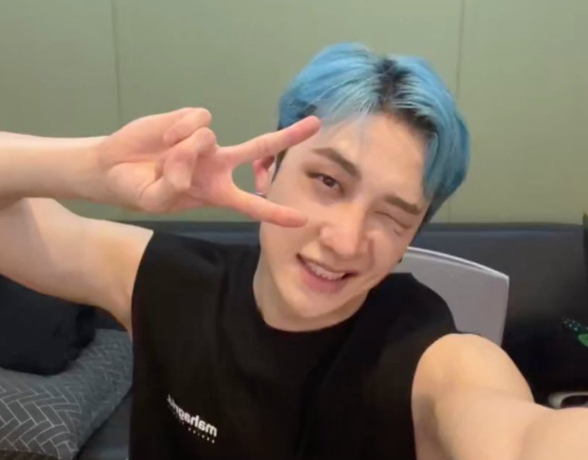 beyondyasmin's tweet photo. bang chan doing 😉✌🏼 3 years apart https://t.co/6SQeATQFKW