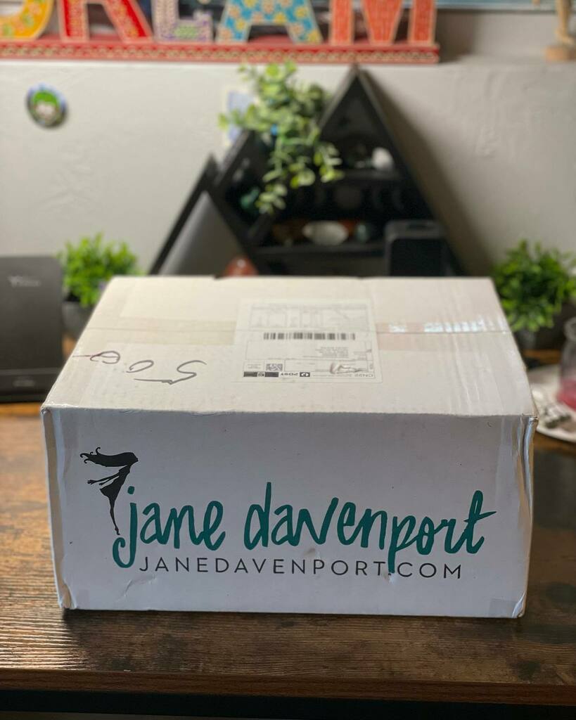 kitskorner_com's tweet photo. This moment! I’ve been waiting until after tax season to even open it 🥰 #janedavenportwatercolors #specialmoments #soexcited #kitskornerdotcom #meandmyinkpen https://t.co/horxb9XD4T https://t.co/6HWq9Yz8q9