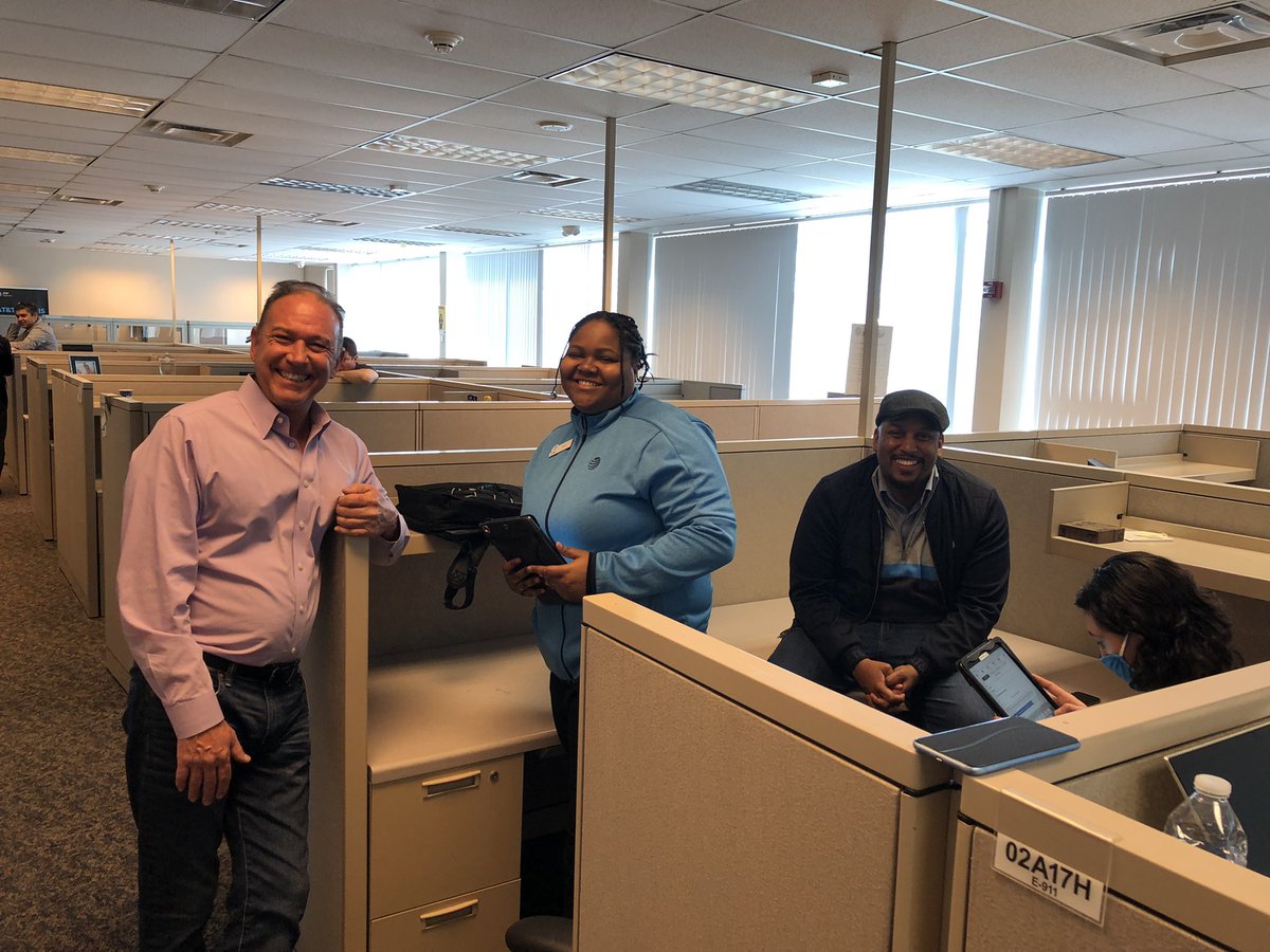 _VRH_'s tweet image. Dialing for dollars at todays Retail Blitz Training #teamwork #makingwaves #lifeatATT    @NyzioChris @ralford8764 @Ang_Rutherford1 @TheoAlexander11 @MikeHar52422705 @WalegaMatt @trgergis