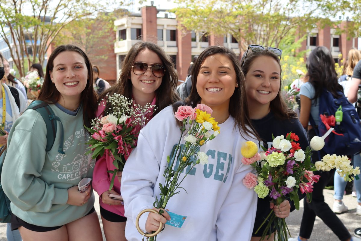 UABStudents's tweet photo. Good food, good games, great vibes. What a day! #stresslessweek #SpringFling2022 https://t.co/GduZuEA950