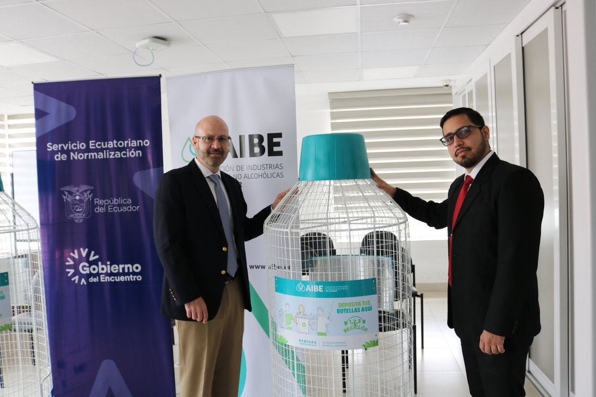 AIBE_EC's tweet photo. #AIBE_Comprometida  🇪🇨 El proyecto busca expandirse a nivel nacional y trabaja con actividades encaminadas a educación, sensibilización, concienciación y responsabilidad con el entorno a cientos de personas a partir de talleres y de la donación de recolectores para botellas PET🗑️ https://t.co/3AgKOWzUYb