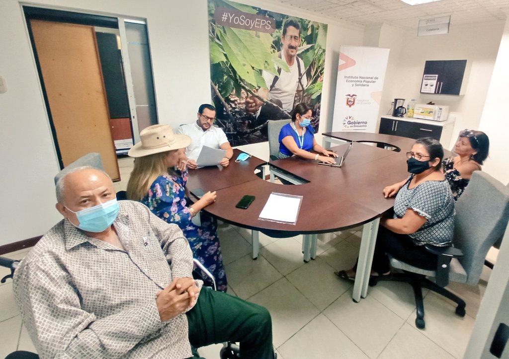 leo_mosqueraa's tweet photo. Tuve una reunión con representantes de #Fedarteg para tratar el sobre el Programa "Hilando Ecuador" con el objetivo de reactivar la economía del país en beneficio de las OEPS #JuntosLoLogramos #SomosEPS https://t.co/M2ALYo38Wq