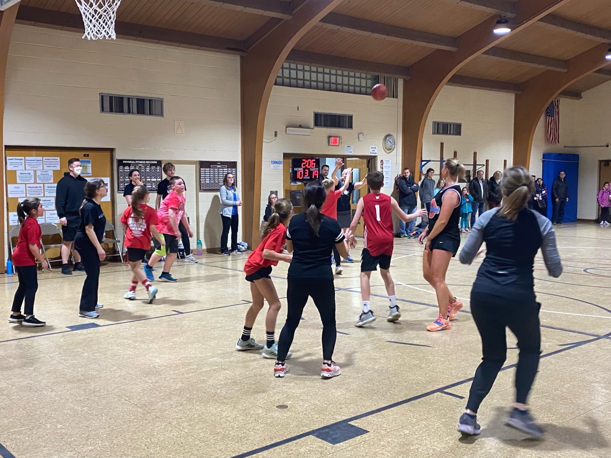 MaryRenning's tweet photo. A tradition that hasn't happened since 2019 was brought back in full spirit today-(Gr. 5) Students v Staff BBall and Pep Band (staff win by 3) #LVLasers @NeenahSchools @LVLASERS1645 https://t.co/7k1ZSACtx6