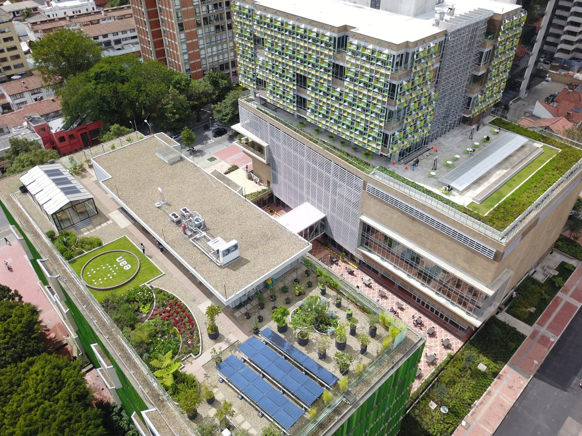 UniversidadEan's tweet photo. #OrgulloEanista I Nuestra Universidad fue reconocida con el Premio a la Protección del Medio Ambiente de @CaracolTV por nuestro compromiso con la sostenibilidad. El Ean Legacy es ejemplo por su infraestructura e innovación en la construcción sostenible y la economía circular.🌎💚 https://t.co/oSaqMLGxmJ