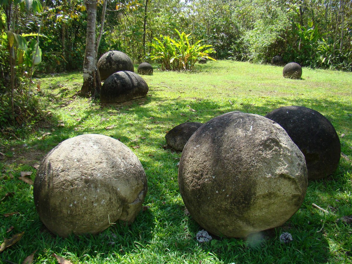 _universalstory's tweet photo. These are the Stone Spheres of Costa Rica, giant ancient carved stones from a 1,000-year-old people! 

They are now a national symbol and are installed in government buildings, such as the National Museum or or the Legislative Assembly 😍

📷: Anita Gould

#archeology https://t.co/Kg2x2j5h28