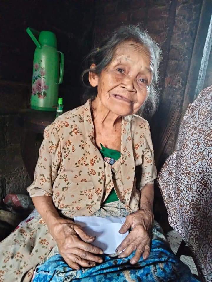 DoritisB's tweet photo. Selamat hari Kartini
dari
Ibu Samijah, usia 83 tahun
Artisan batik nitik asal desa Kembangsongo, Imogiri, Bantul, DIY.
Perempuan penjaga budaya yang menghabiskan hidupnya menjaga tradisi membatik motif nitik.
#batiknitik https://t.co/Nr9UlDvP58
