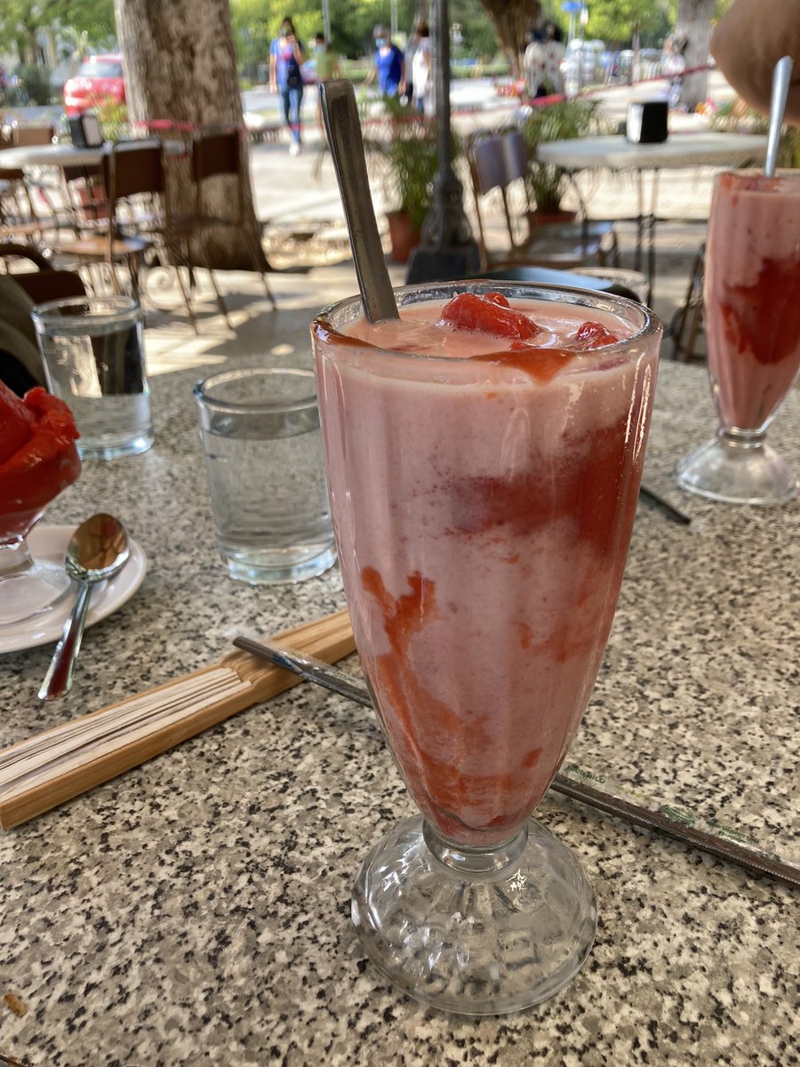 inakimanero's tweet image. Empezamos los días de asueto, sí señor, en Mérida, heladería Colón, Paseo Montejo, champola de mamey🤤