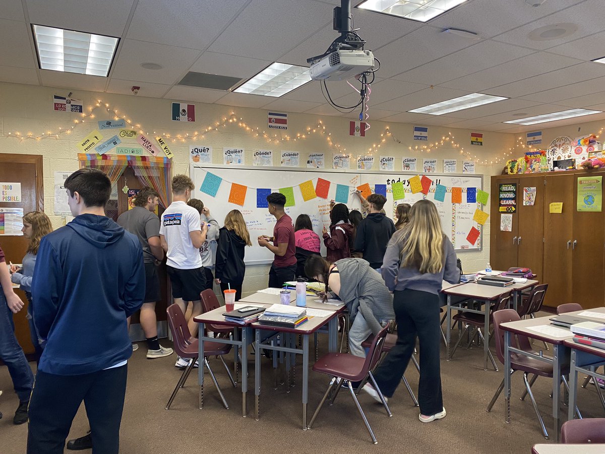 Haley_McL9's tweet photo. Writing practice doesn’t have to be boring! It’s better when you’re A) held accountable by peer review, B) collaborating together, and C) up and moving around. #GetUpAndLearn https://t.co/Z01rnwmQZZ