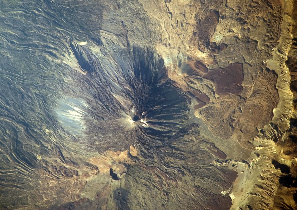 tenerife_meteo's tweet photo. El Teide (#Tenerife) visto desde la EEI (Estación Espacial Internacional) 
Autor: NASA https://t.co/m4uwM9xMyR