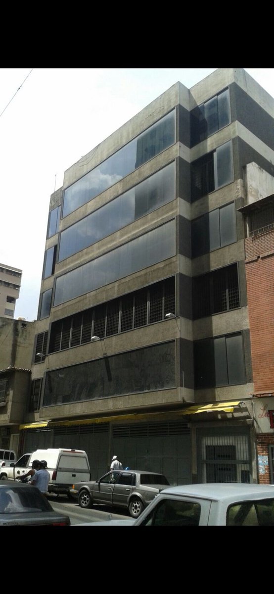 Filipagomes90's tweet photo. #Denuncia Sr Fiscal General @TarekWiliamSaab Este edifício ubicado en Quinta Crespo fue invadido el 07/10/21 desde el 18/01/22 los invasores han colocado a la venta de manera fraudulenta dicho edif por redes sociales e inmobiliarias Alerta 🚨 de fraude y extorsión @MinpublicoVEN https://t.co/pLcclvSpyk