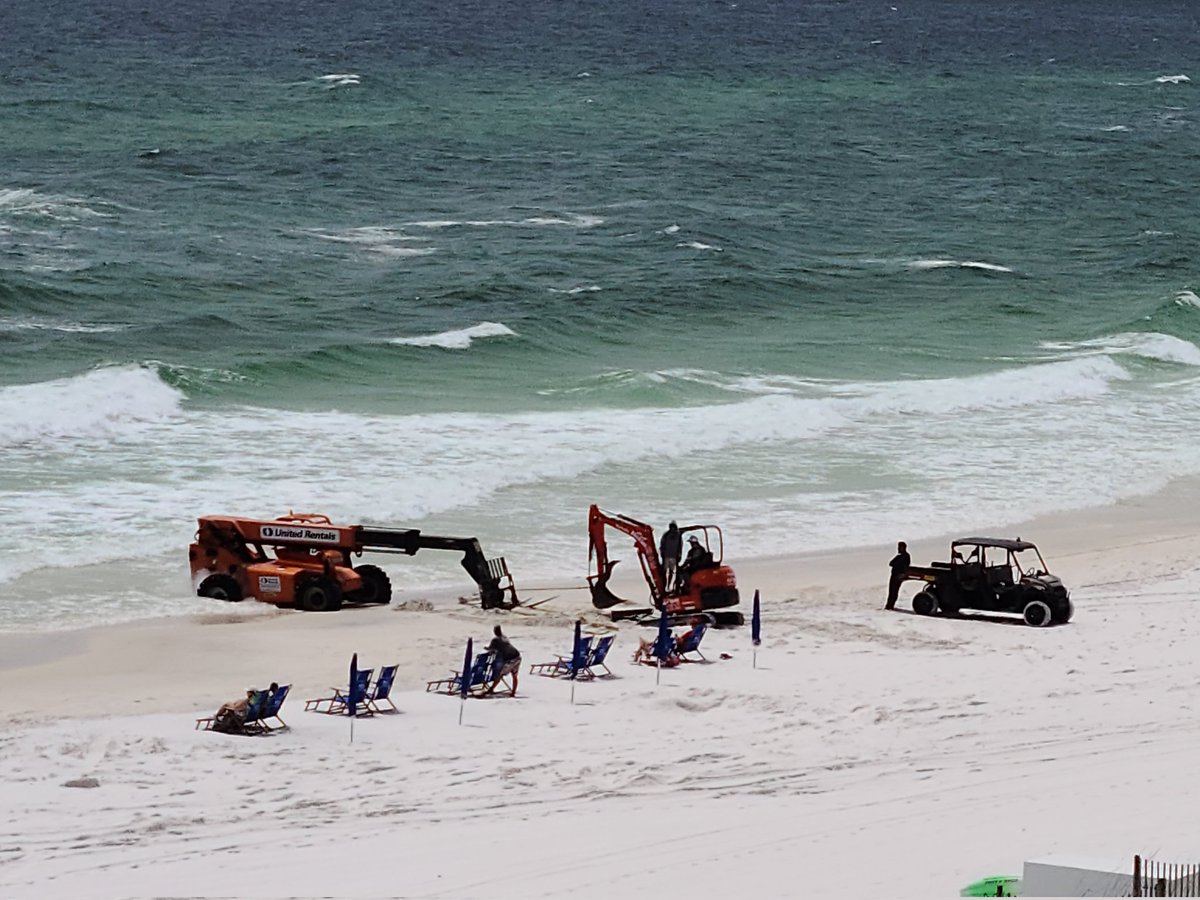 sonyall17's tweet photo. Can a reach forklift loader swim @UnitedRentals # Okaloosaisland https://t.co/vxd4xetlYw