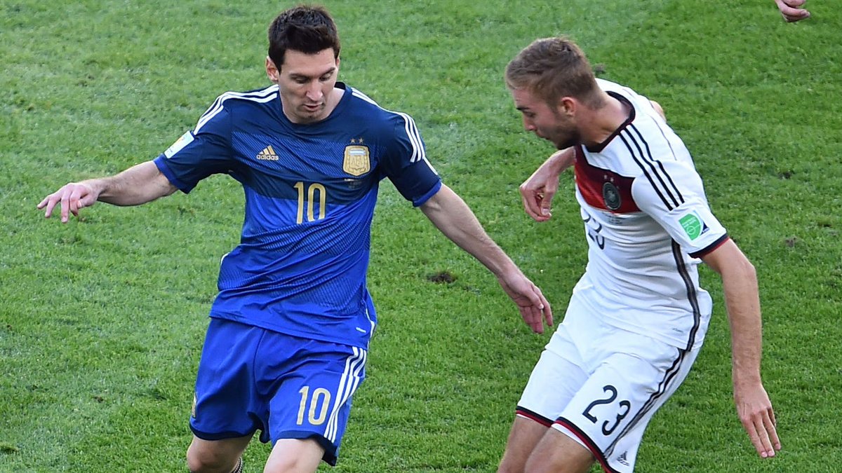 messi10_rey's tweet photo. Christoph Kramer🗣️: Todos quieren ganarle un mano a mano a #Messi, pero nadie realmente logra hacerlo. Tengo q decir, y solo tuve una sensación así, jugar contra Messi es como conocer al Papa, hay algo asombroso en él cuando estás parado cara a cara.

Via @goal https://t.co/gpH5oZaI76