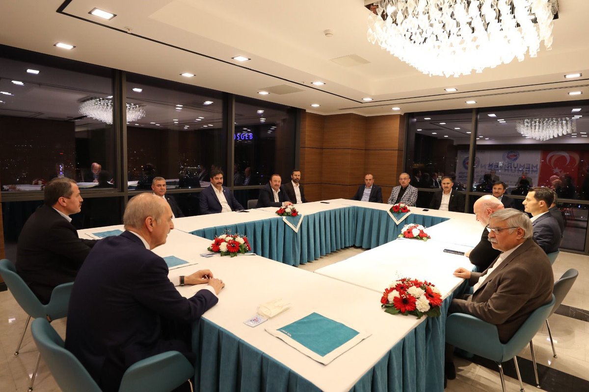 AK Parti 
Genel Başkanvekili <a href="/NumanKurtulmus/">Numan Kurtulmuş</a> ve 
Sinop Mv. <a href="/NazimMavis/">Dr. Nazım Maviş</a> ‘i 
konfederasyonumuzda ağırladık.

Kamu personel sistemi, çalışma hayatına ilişkin sorun ve beklentiler üzerine fikir alışverişi gerçekleştirdik.

Nazik ziyaretlerine ve ilgilerine hassaten teşekkür ediyorum.