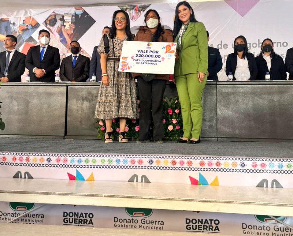 Imperionlinetv's tweet photo. @EdgarValadezO Director de la Región en #ValledeBravo acudió al informe de los primeros #100 días de Gobierno de la alcaldesa de #DonatoGuerra @caralbarrang dónde reafirmó el compromiso de trabajar en equipo por todos los ciudadanos. @alfredodelmazo @Edomex @ErnestoNemer https://t.co/FvpLMerYeI