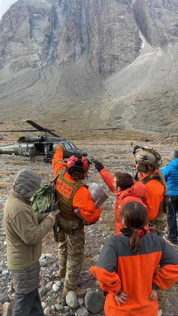 FACh_Chile's tweet photo. AHORA🔵
Tripulación de 🚁 MH-60M Black Hawk #FACh y Comandos de Aviación PARASAR realizaron exitosa evacuación aeromédica, tras superar las adversas condiciones tanto del terreno y como de fuertes vientos, de personas accidentadas en el Cerro Arenas, sector #CajóndelMaipo. https://t.co/sqlRYz7CJW