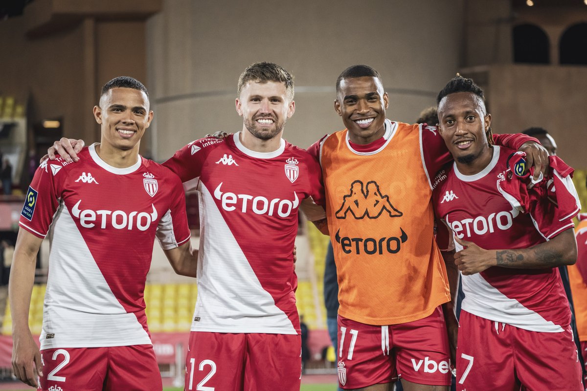 AS_Monaco's tweet photo. Bom dia 🤙

(en Rouge et Blanc évidemment) https://t.co/lSkHVBhs4b