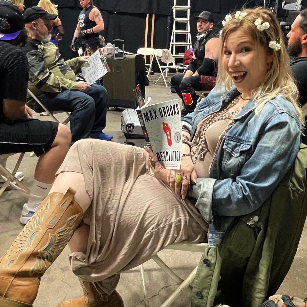 ViVaFoxyFoxxy's tweet photo. Behind the scenes: 12 years later and Iโm still the only one reading in the locker room.
โข
โข
#readersgonnaread #bookwormproblems #bookwormlife #currentlyreading #foxyfoxxy #wrestlingmanager #NOTavalet #independentwrestling #supportindywrestling https://t.co/sVEgzUFdKd
