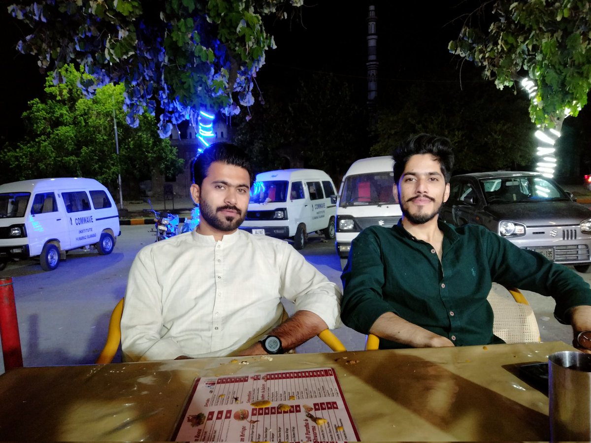 ShamsAz29811273's tweet photo. کله چې زاړۀ ملګري یو ځای شي او هغه هم پۀ بل ښار کښې چې دواړه مسافران یاست بیا خو د حجري ځای هوټل او یا د څرک غاړه نېسي https://t.co/LvXYtekN01