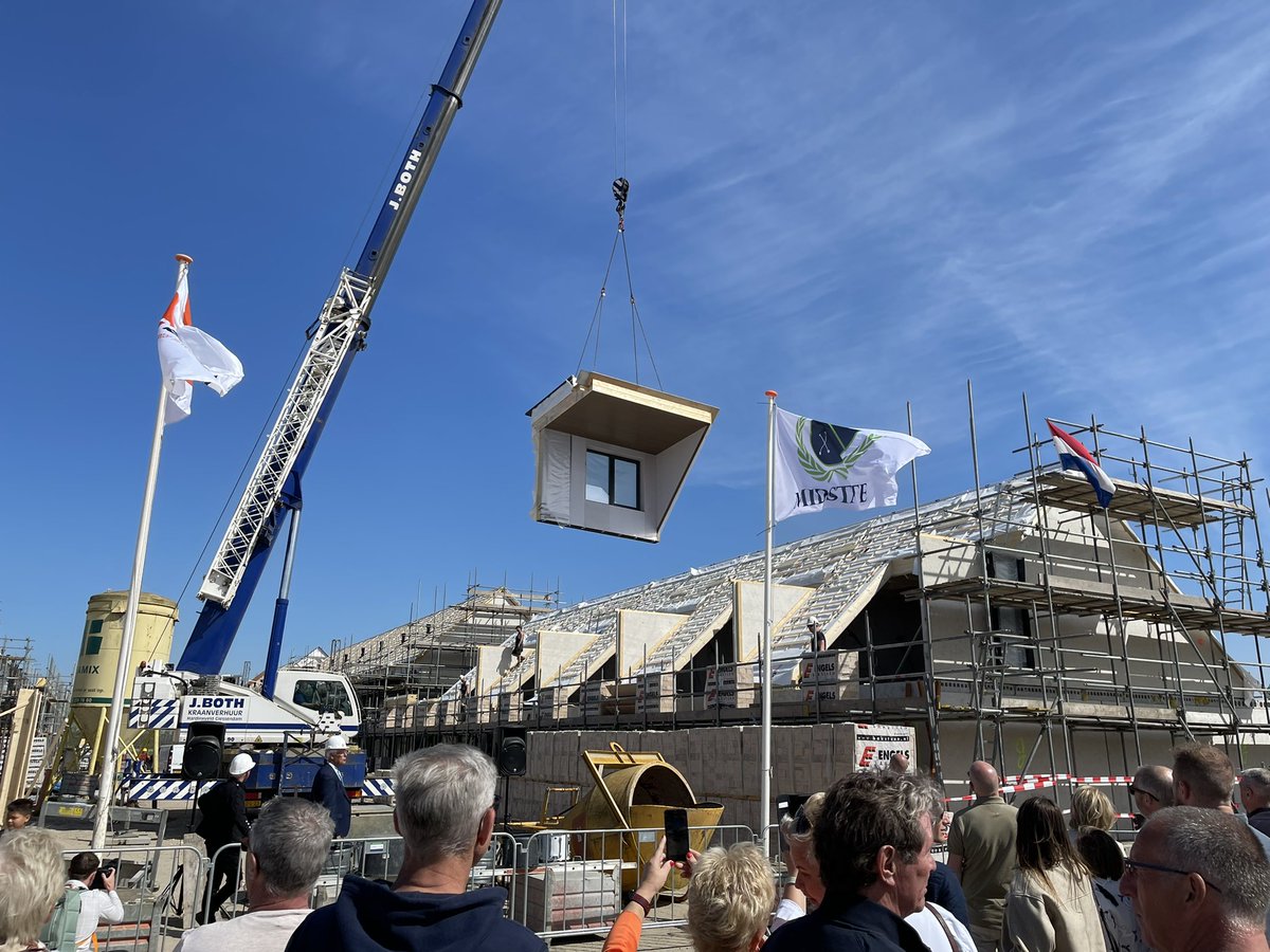 Viering hoogste punt Fase II De Meent (103 woningen) met het plaatsen van een prefab dakkapel door wethouder wonen, Piet van Leenen #Numansdorp #Torensteepolder

#Midstaete 
Bolton 
AAARCHITECTEN