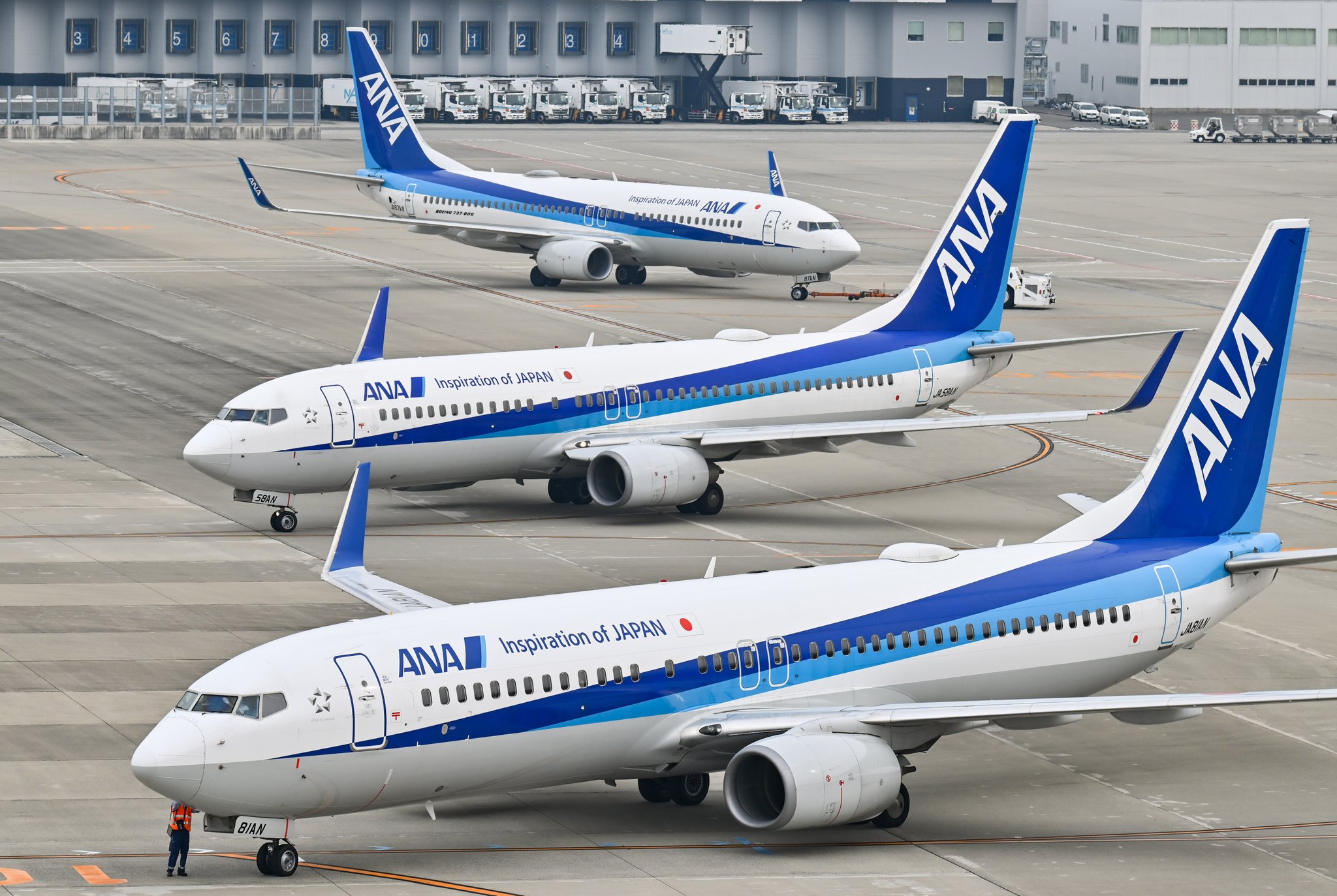 中部国際空港セントレア セントレアのこの時間は出発ラッシュ Anaのb737の3兄弟です 手前の2機はそれぞれ羽田と 長崎に向かいます 行ってらっしゃい T Co Qov6eysgml Twitter