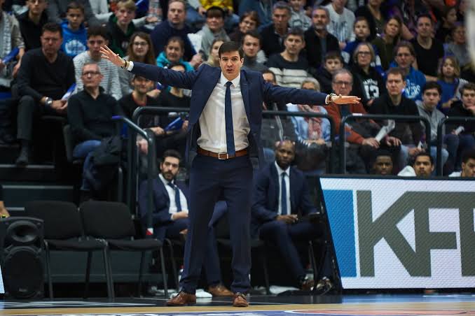 Potansiyel koçlarınızı tweetin altına bırakın da sahura kadar basketbol konuşalım.