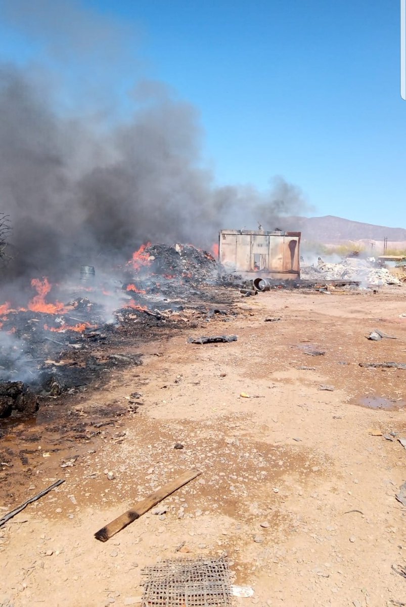 Atiende <a href="/BomberosHermos1/">BomberosHermosillo</a> incendio en planta recicladora, las rafagas de viento dificultan las tareas de los apagafuegos y las llamas se propagan a la maleza, 2 unidades exintoras, 3 cisternas y 15 elementos acuden al km 11 carretera a La Colorada, <a href="/Policia_HMO/">Policía Municipal de Hermosillo</a> <a href="/HILLOCMPC1/">Protección Civil Hermosillo</a> .