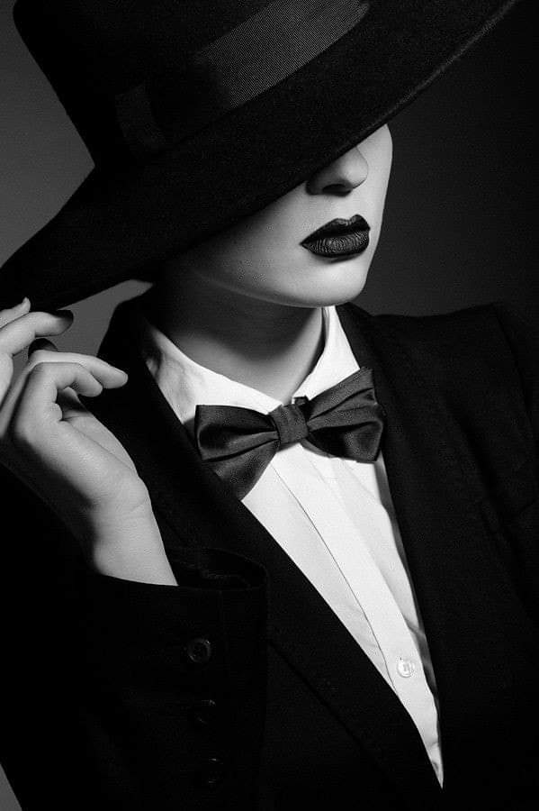 Eğer herkesin “acı çekiyorum,” deyip güldüğü bir devire gelmişsen, hiç kimsenin çektiği acıya inanma. Çünkü acı çeken, sadece güler, etrafta “acı çekiyorum,” diye dolanmaz.☆.。