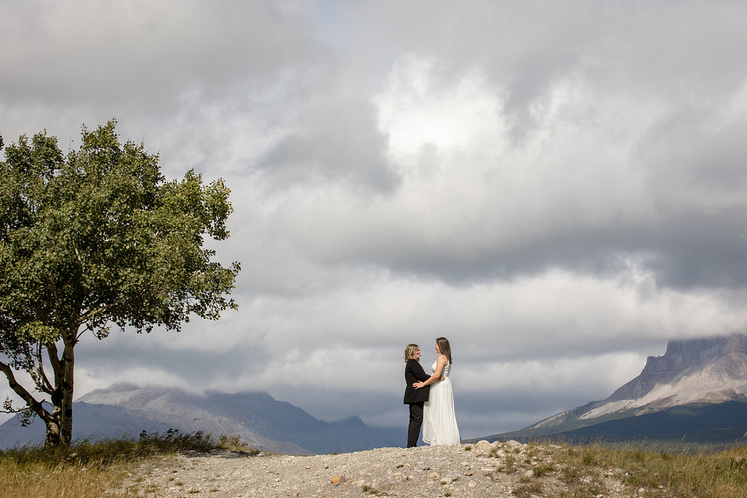equallywed's tweet photo. We're loving everything about Tara and Marisa's rustic, intimate mountain wedding in Crowsnest Pass in Alberta, Canada. Read the full feature at: https://t.co/MOX89UulqP
โ
Photographer: @tanyaplonka
#EquallyWed #LGBTQ #LGBTQPlus #LGBTQWedding #WeddingInspo #MountainWedding https://t.co/SALrpxXkCA