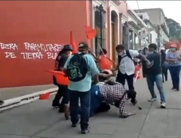 nathanoax's tweet photo. Así la agresión de militantes del membrete denominado "Sol Rojo", a ciudadanos que protestan por la pinta de sus fachadas. ¿Quien protege a este grupúsculo, que durante los últimos años ha operado con insultante impunidad? @OaxPress @SEGEGO_GobOax @efektoaguila @ZonaRoja_Oaxaca https://t.co/Ukd3P7LfV5