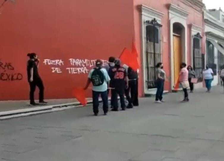 nathanoax's tweet photo. Así la agresión de militantes del membrete denominado "Sol Rojo", a ciudadanos que protestan por la pinta de sus fachadas. ¿Quien protege a este grupúsculo, que durante los últimos años ha operado con insultante impunidad? @OaxPress @SEGEGO_GobOax @efektoaguila @ZonaRoja_Oaxaca https://t.co/Ukd3P7LfV5