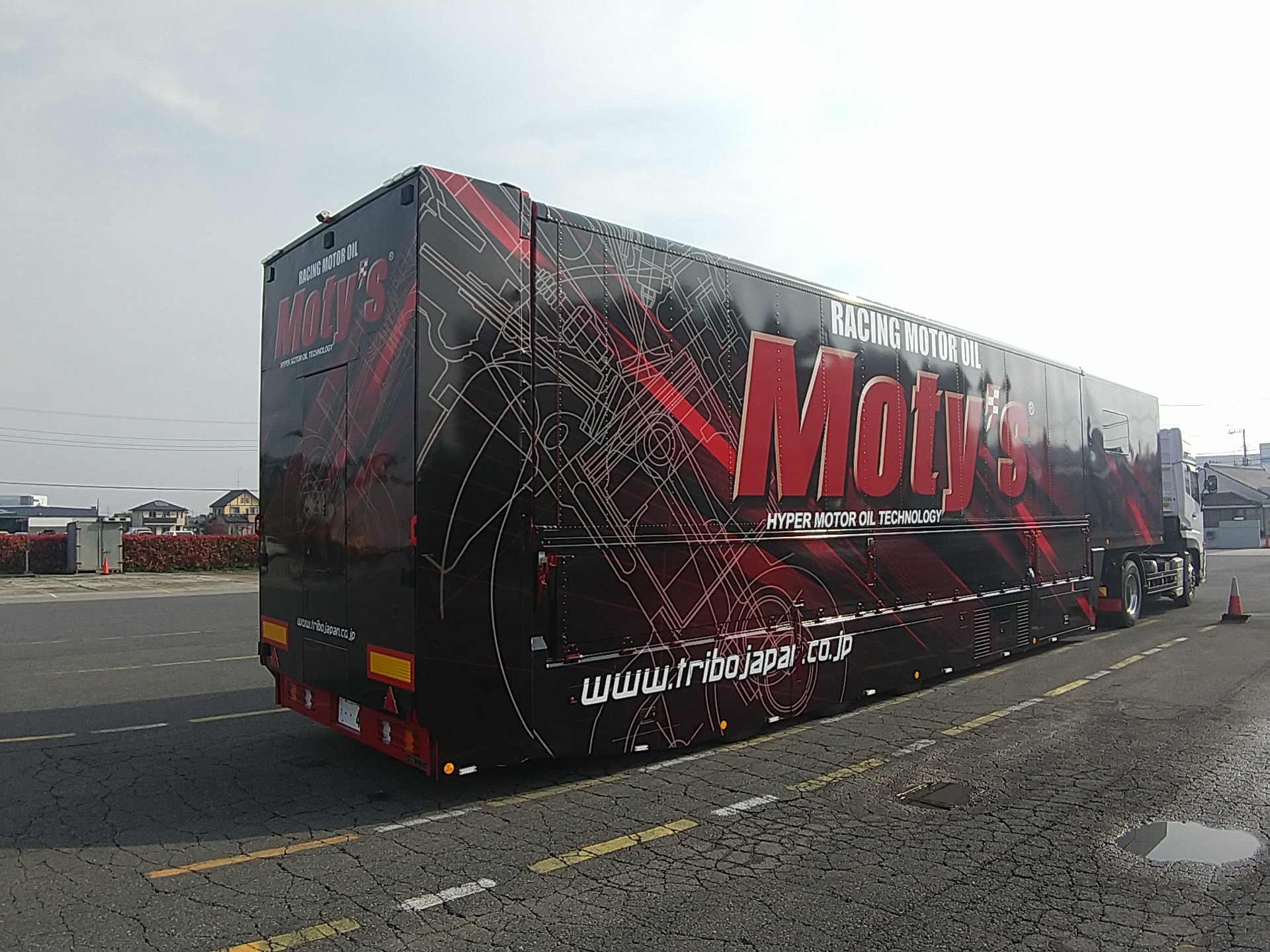 カザマオート Moty's デカール moty'sカラーラッピング開始！久々のナンバー付きデモカーは86だ