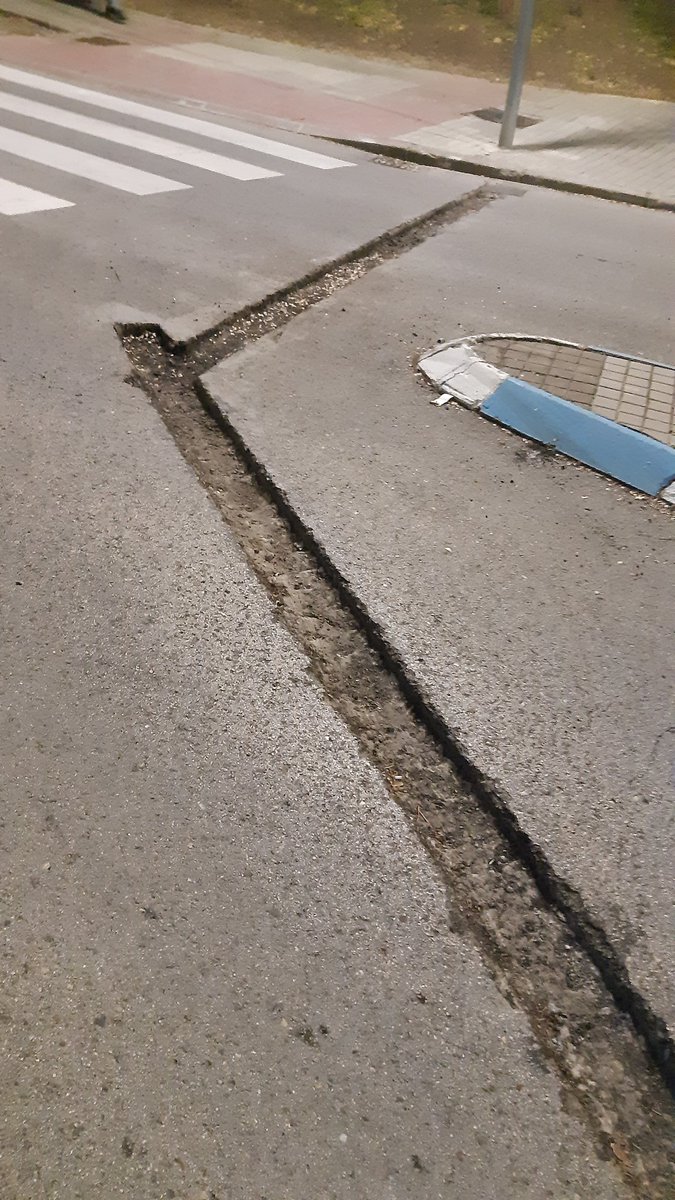 BikoMad's tweet photo. Esta noche casi nos arrolla un coche que nos seguía, nos hemos caído con la bici en esta zanja que hay en la glorieta de la Avenida de España de #lasrozas  Neglicencias así debieran provocar cese inmediato o incluso pena de cárcel al responsable de no señalizar. @Ayto_Las_Rozas https://t.co/PimwlnHxJB