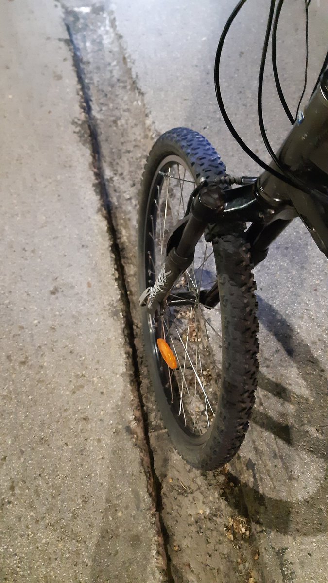 BikoMad's tweet photo. Esta noche casi nos arrolla un coche que nos seguía, nos hemos caído con la bici en esta zanja que hay en la glorieta de la Avenida de España de #lasrozas  Neglicencias así debieran provocar cese inmediato o incluso pena de cárcel al responsable de no señalizar. @Ayto_Las_Rozas https://t.co/PimwlnHxJB
