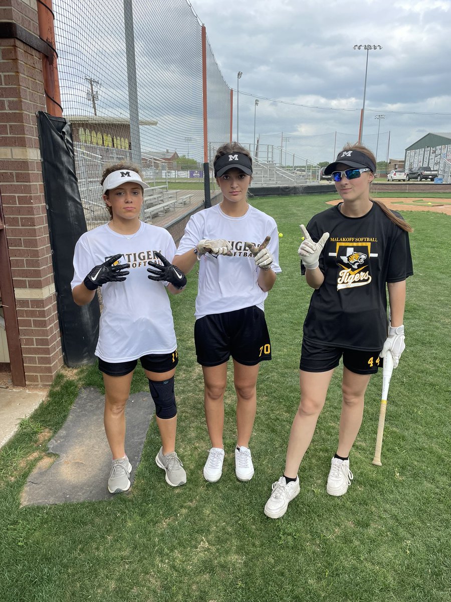 Fungo Golf competition today at practice and the coaches came out on 🔝! Few pictures...