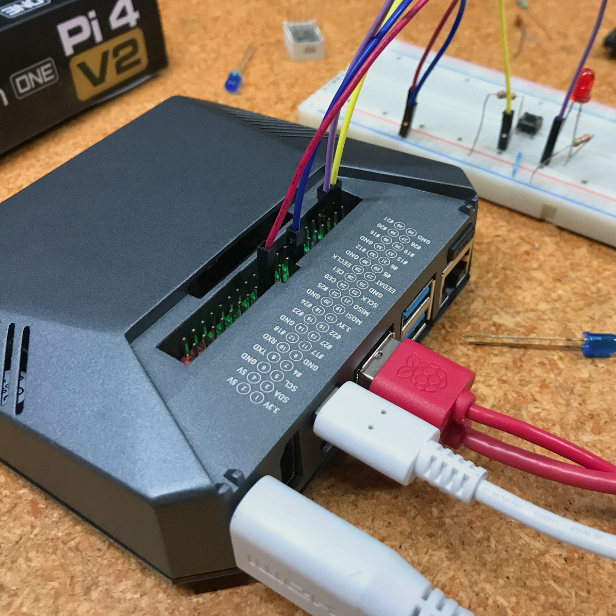 330ohms's tweet photo. Argon ONE V.2: Diseño estilizado y robustez. Incluye receptor infrarrojo y jumper para encendido automático. Cubierta removible con imanes. Los puertos están colocados en la parte de atrás.
#argon40 #argonONE #RaspberryPi4 #case #aluminium #GPIO #EmpiezaAExplorar #IR #HDMI https://t.co/GS5Ak7DaWQ