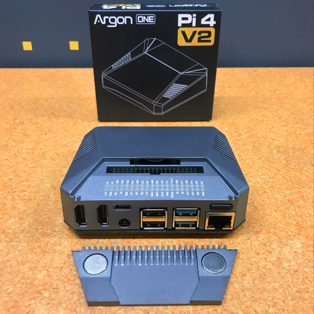 330ohms's tweet photo. Argon ONE V.2: Diseño estilizado y robustez. Incluye receptor infrarrojo y jumper para encendido automático. Cubierta removible con imanes. Los puertos están colocados en la parte de atrás.
#argon40 #argonONE #RaspberryPi4 #case #aluminium #GPIO #EmpiezaAExplorar #IR #HDMI https://t.co/GS5Ak7DaWQ