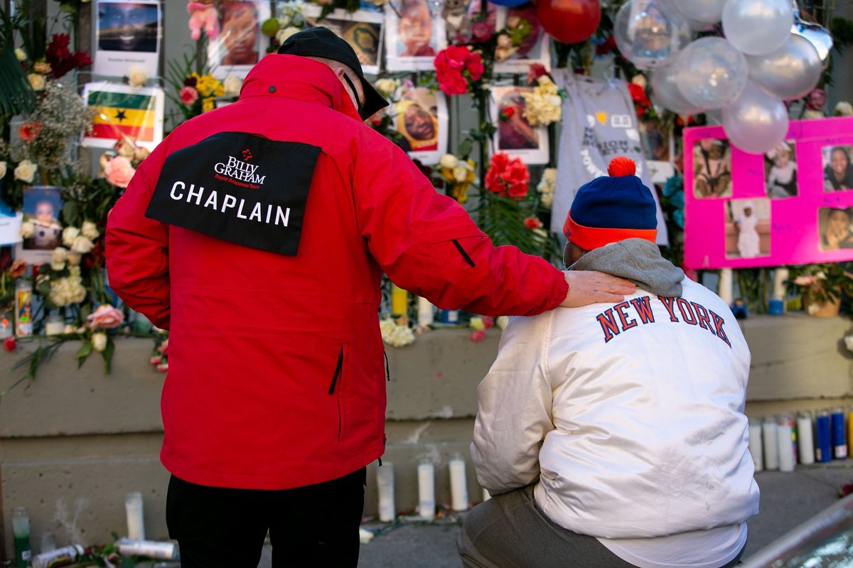 Franklin_Graham's tweet image. It's #NationalVolunteerWeek—&amp;amp; we have so many incredible volunteers at @SamaritansPurse &amp;amp; @BGEA! I can’t tell you how grateful we are for those who give their time, talent, hard work, &amp;amp; heart to serve in #JesusName through these ministries. Thank you to each one—God bless you!